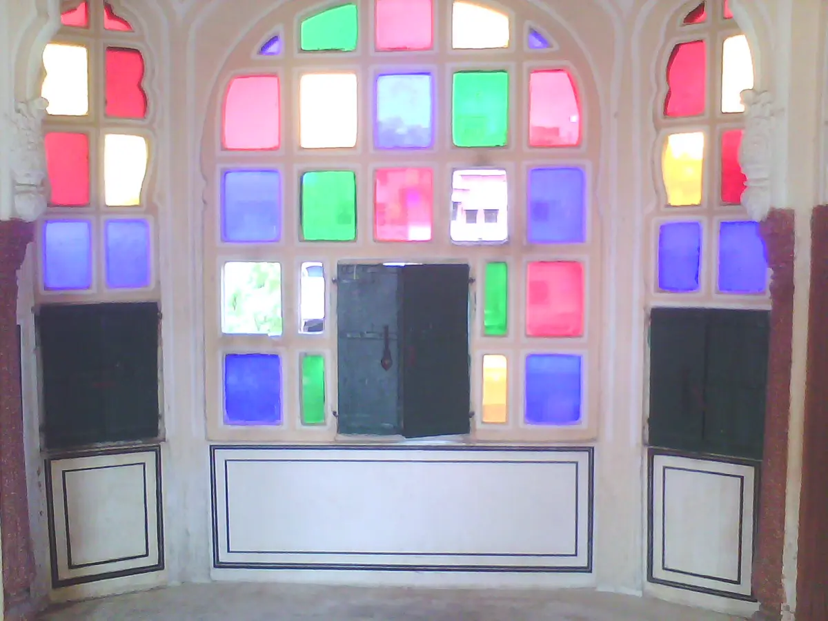 Fenêtres aux vitres colorées à l'intérieur du Hawa Mahal