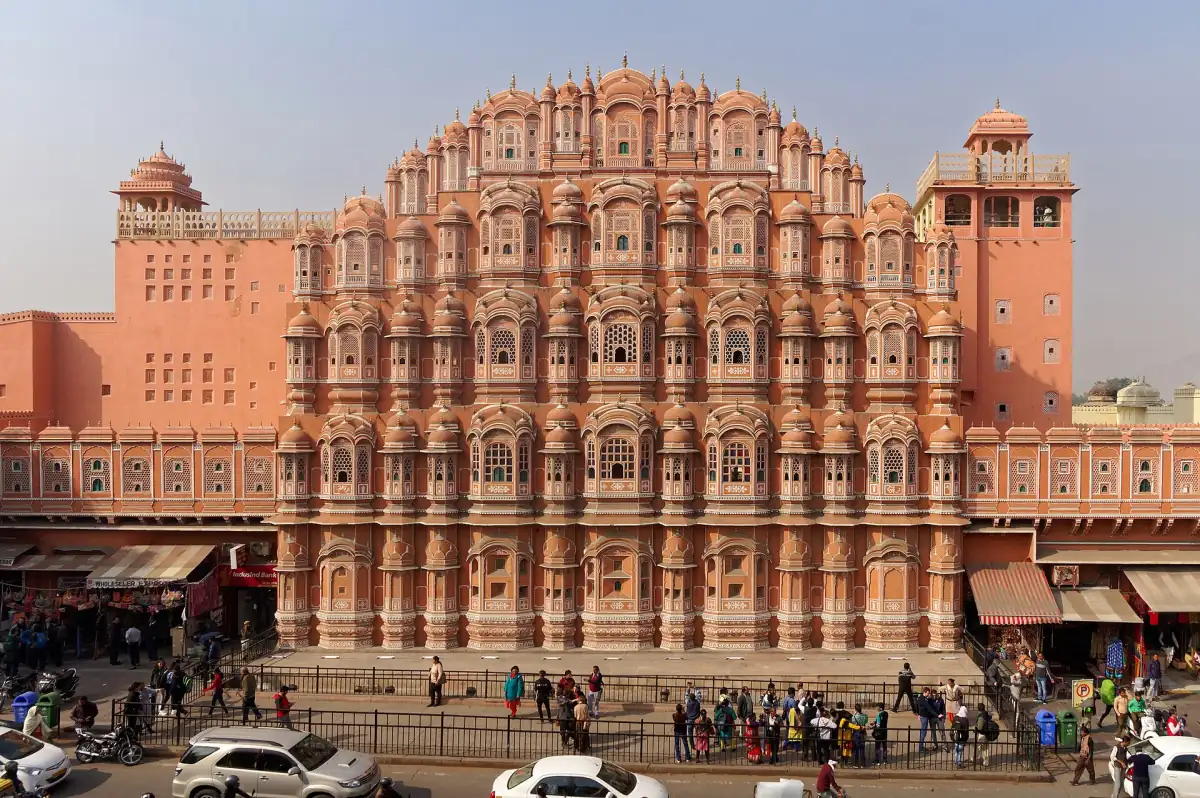 La façade rose du Hawa Mahal au-dessus de la rue
